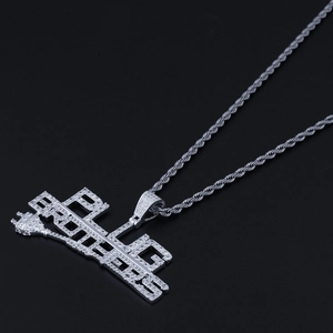 Primer plano del colgante hip-hop Plug Brothers con circonitas y cadena de cuerda