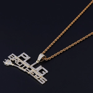 Detalle del colgante hip hop Plug Brothers bañado en oro con piedras de circonita cúbica
