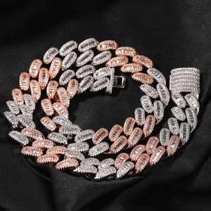 Nahaufnahme der 15MM kubanischen Kette in zweifarbigem Silber- und Roségold-Finish