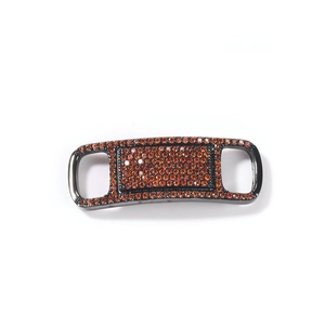 Detail van rechthoekige schoenbedel met oranje zirkoonstenen op gunmetal basis