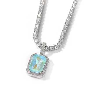 Macro-opname van de rechthoekige opaal hanger met diamanten aan de tennisketting