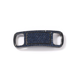 Detail van hip-hop schoengesp met blauwe zirkoonkristallen op donkere metalen basis