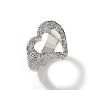 Vue macro de la bague coeur creux argenté avec pierres de zircone serties pavé