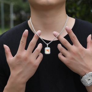 Detail van hip-hop hanger met vierkante opaalachtige steen en een gedraaide touwketting