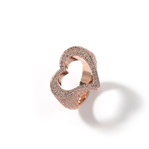 Vue détaillée d'une bague coeur évidée en or rose pavée de zircons blancs étincelants
