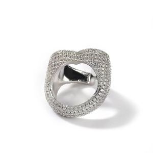 Bague en zircons pavés étincelants avec design de cœur évidé en fini argenté