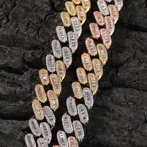 Detailansicht dreifarbiger Iced-Out-Panzerketten mit quadratischen Zirkonia-Steinen