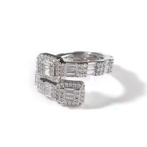 Macro d'une bague hip-hop argentée avec rangées de zircones cubiques baguette et rondes