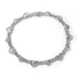 Détail du collier à maillons cubains cœur argenté avec pavé de zircons et fermoir à cliquet