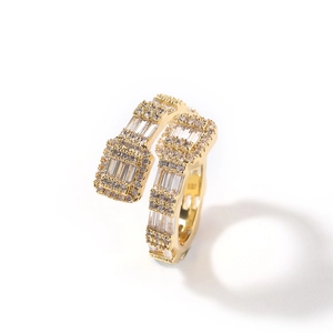 Vue macro de la bague en cuivre plaqué or 18K avec design bypass et zircons incrustés