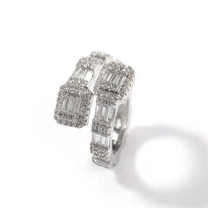 Détail d'une bague en cuivre plaqué or 18K avec zircons ronds et pierres de taille baguette