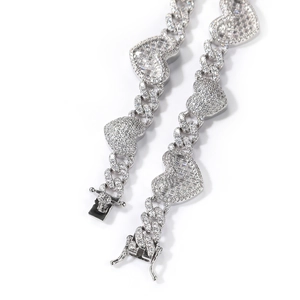 Gros plan sur collier maille cubaine avec pendentif coeur en zircon et fermoir de sécurité