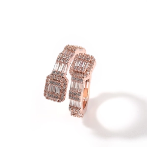 Bague hip hop en or rose avec zircons cubiques baguettes et ronds, design croisé