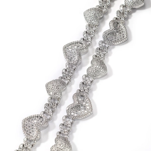 Collier chic à maillons cubains argentés avec pendentifs cœurs et zircons étincelants