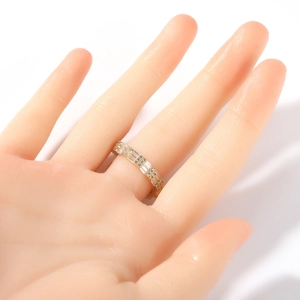 Détail d'une bague en cuivre plaqué or 18K avec zircons carrés sur main mannequin