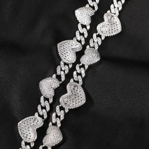 Collier chaîne cubaine argentée ornée de pendentifs en forme de cœur glacé chic