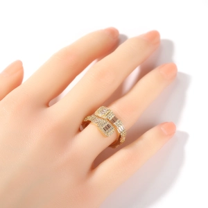 Détail d'une bague plaquée or 18 carats avec zircons trapèze et ronds sur le doigt