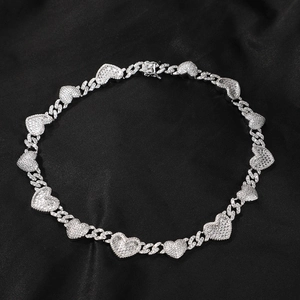 Détail du collier chaîne cubaine en argent avec cœurs en zircon sur soie noire