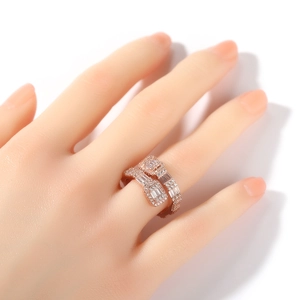 Détail d'une bague rose doré avec double rangée de zircons de taille émeraude et ronde