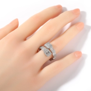 Détail macro d'une bague géométrique argentée avec zircons taille baguette et micro-pavé