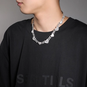 Gros plan sur le collier à maillons cubains cœur avec zircons blancs porté par un mannequin
