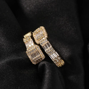 Bague hip hop plaquée or 18 carats avec zircons géométriques sur velours noir élégant