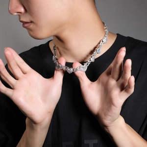 Mannequin homme portant un collier ras du cou cœur argenté serti de zircons cubiques