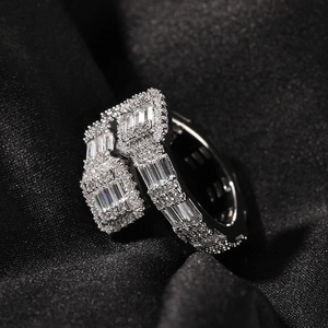 Vue macro de la bague hip hop multicouche avec zircons taille baguette et ronde