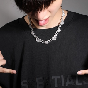 Collier gourmette argenté avec pendentifs en forme de cœur et pierres de zircone cubique