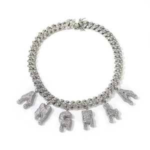 Dettaglio catena cubana hip hop argento con nome Angela e strass bianchi luccicanti