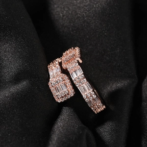 Macro détaillée d'une bague en cuivre plaqué or rose 18 carats avec zircons blancs T-square