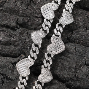 Détail macro du collier gourmette cœur argenté avec zircons cubiques scintillants sertis
