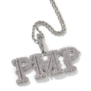 Λεπτομέρεια του ασημένιου PMP hip-hop μενταγιόν με ζιργκόν και χοντρή αλυσίδα σχοινί