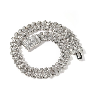 Detailansicht der 16mm Cuban Link Kette mit Baguette-Diamanten und sicherem Verschluss