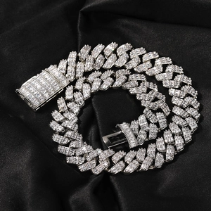 Makroaufnahme einer 16mm vereisten kubanischen Gliederkette mit silbernen Diamanten