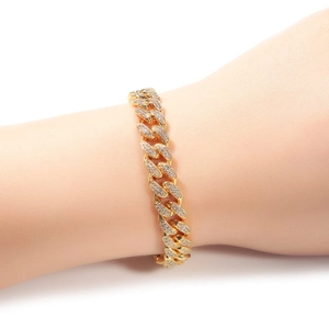 Detail eines 18K vergoldeten 10mm Gliederkettenarmbands mit funkelnden Zirkonia-Steinen