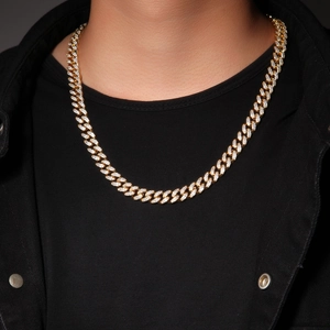 10mm 18K vergoldete Kuba-Halskette mit Zirkonia im Hip-Hop-Stil am männlichen Modell
