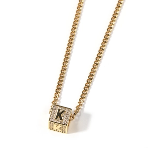Pendentif cube lettre K doré orné de zircons cubiques sur une chaîne cubaine