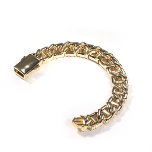 Nahaufnahme eines schweren vergoldeten Panzerarmbandes mit rechteckigem Sicherheitsverschluss