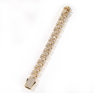 Detail eines vergoldeten Hip-Hop-Cuban-Armbands mit funkelnden Zirkoniasteinen