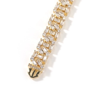 Detailaufnahme der aufwendigen Zirkonia-Inlays und des goldenen Federverschlusses am Armband