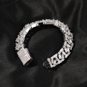 Detailaufnahme des Hip-Hop-Armbands in Silber mit besetzten Zirkonia-Steinen
