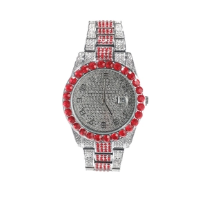 Détail macro de montre à quartz glacée avec bracelet en métal argenté et lunette rouge