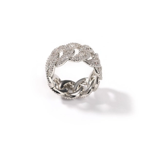 Makroaufnahme von Silberfarbenem Hip-Hop-Ring mit Zirkonia-Steinen im Cuban Link Design