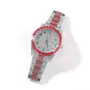 Gros plan d'une montre de luxe avec cristaux rouges et blancs et guichet date