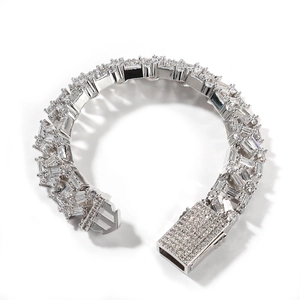 Makroaufnahme von Silber-Hip-Hop-Armband mit Zirkonia-Steinen und Pavé-Verschluss