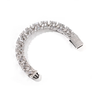 Makroaufnahme von breitem Silberarmband mit Zirkonia-Besatz und sicherem Verschluss