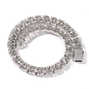 Collier géométrique style Iced-out avec cristaux taille baguette et placage argent
