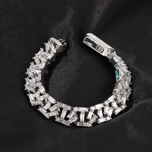 Nahaufnahme des Hip-Hop-Silberarmbands mit Zirkonia-Besatz auf schwarzem Seidenhintergrund