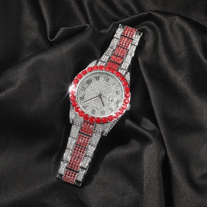Montre à quartz luxe ronde avec bracelet en alliage argenté et cristaux rouges